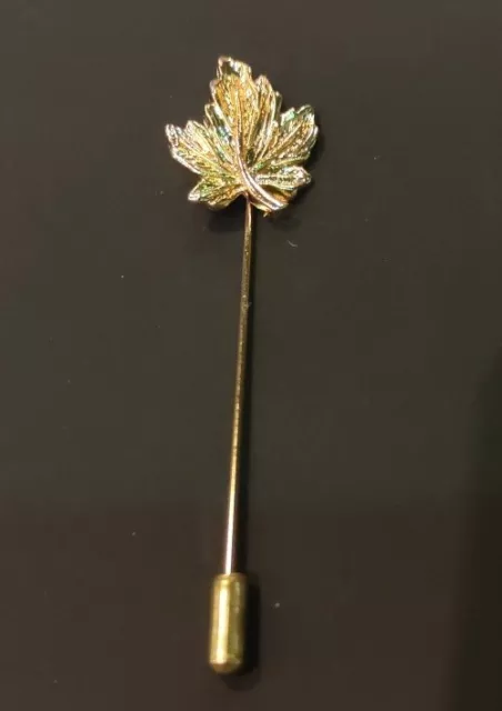 Revers-Pin: -Canada-Ahornblatt- 20 x 20 mm. Gesamtlänge 70 mm, vergoldet. Neu!