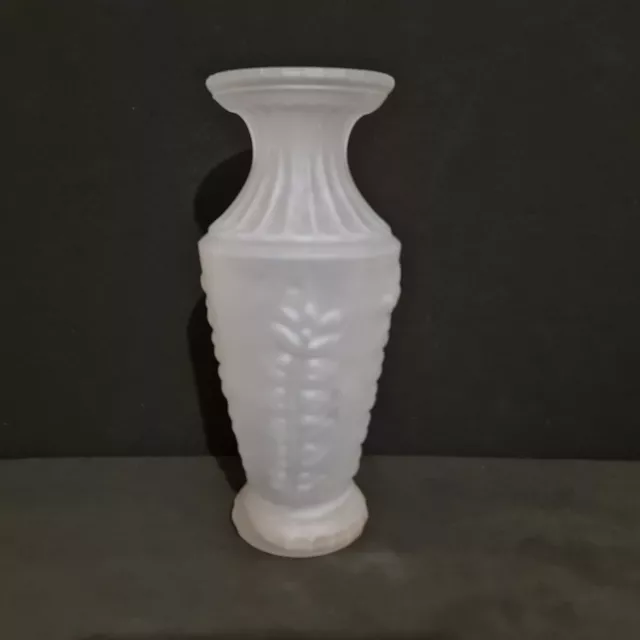 Ancien et grand vase en verre dépoli à décor réhaussé de feuillages - XXe