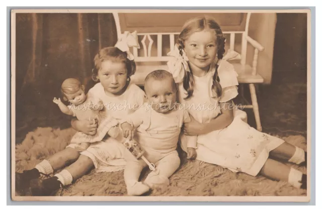 Portrait Mädchen mit Puppe und Kleinkind mit Rassel - Altes Foto 1930er