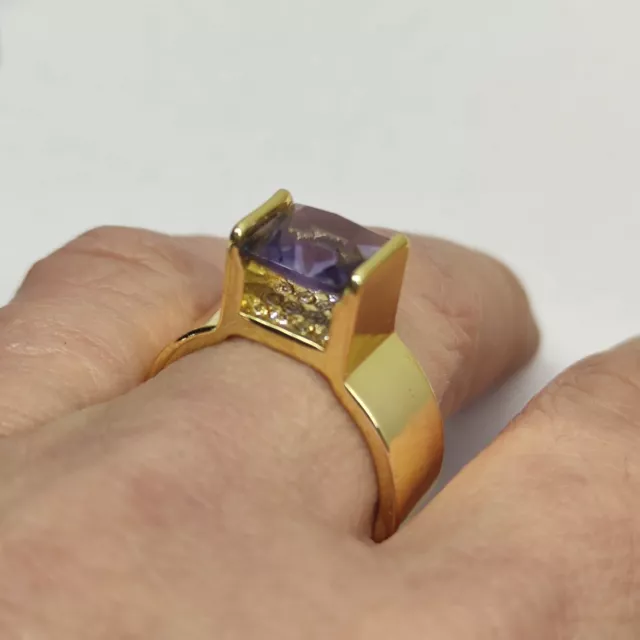 anello da cocktail di design oro giallo e cristallo viola designer ring