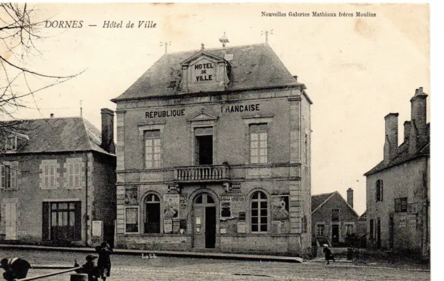 CPA de DORNES (58 Nièvre), Hôtel de Ville, animée, années 1910