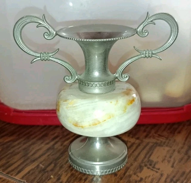 Vase en albâtre sculpté vintage
