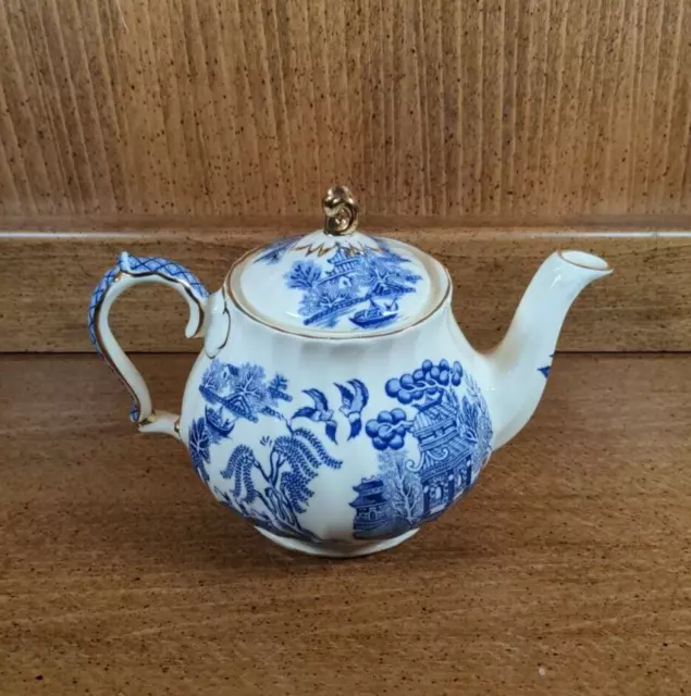 Vintage Sadler Blue Willow Tea Pot with Lid 2 Cup Made in England Gold Trim