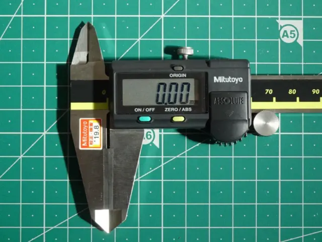 Mitutoyo Digital Caliper 200mm *Inner chipped* Box instruction manual included