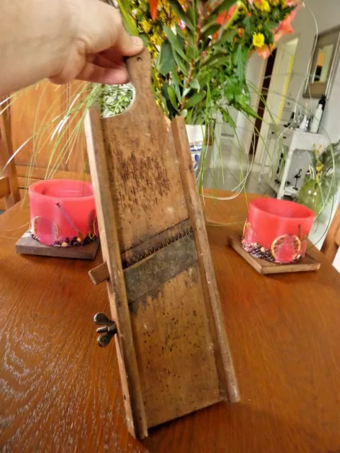 Ancienne mandoline en bois, réglable et à deux coupes (Avec piqûre, idéal déco)