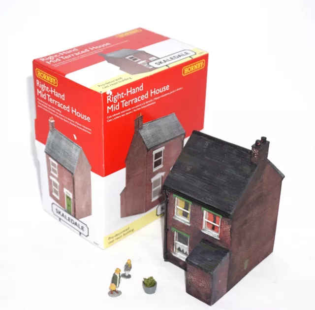 HORNBY R9857 RIGHT-HAND MID TERRACED HOUSE OO GAUGE, weathered (Item 127)