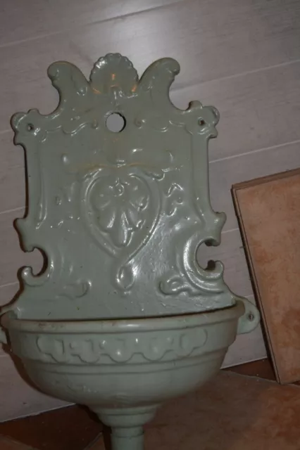 ancienne fontaine en fonte, peinte en vert amande