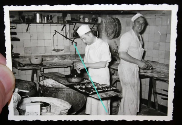 Bäcker bei der Herstellung von Eclairs ,altes kleines Foto