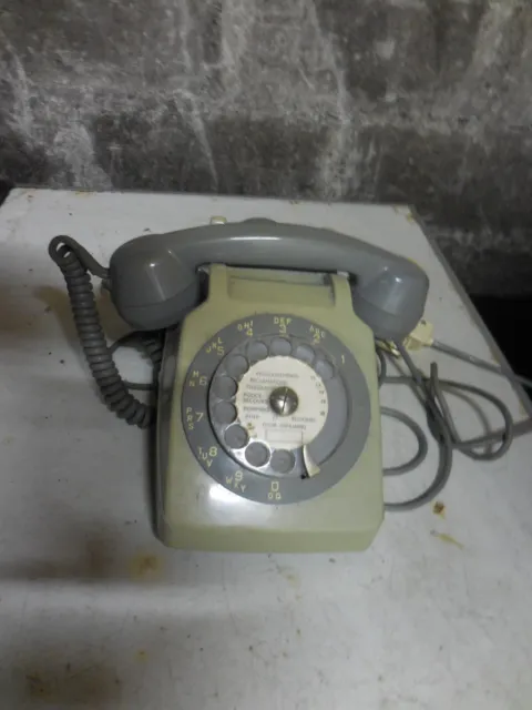 Disque De Numérotation D'un Vieux Téléphone Jaune Avec Des Trous