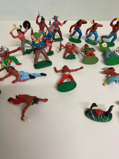 36 Alte Cowboy Figuren Gummi Indianer Pferde Konvolut Spielzeug DDR Retro 3