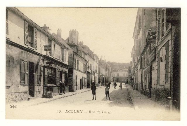 Cpa 95 Ecouen 1918. Rue de Paris. Restaurant et Nouvelle Quincaillerie Animée. D