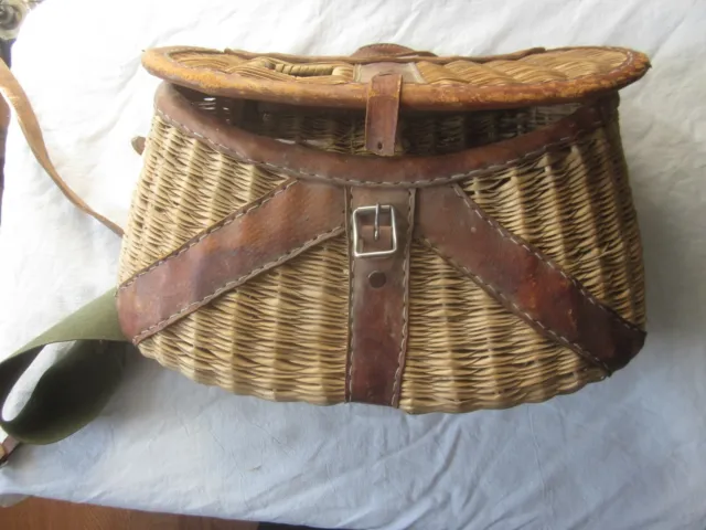 https://www.picclickimg.com/Ni0AAOSwAnZgN84O/VINTAGE-FLY-FISHING-CREEL-WICKER-BASKET-by-Compac-Made.webp