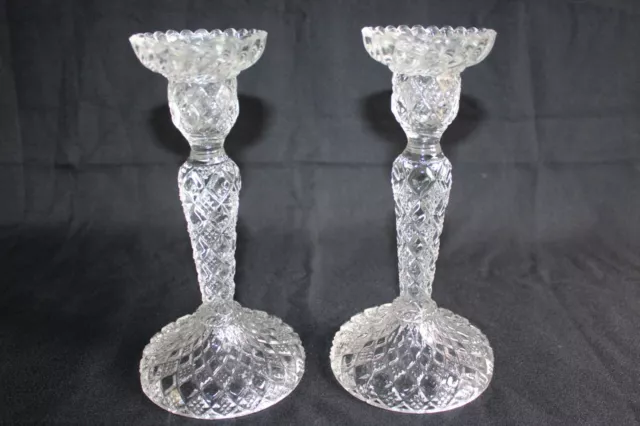 Ancienne paire de bougeoirs en verre pressé moulé, décor losanges, h. 22 cm (2)