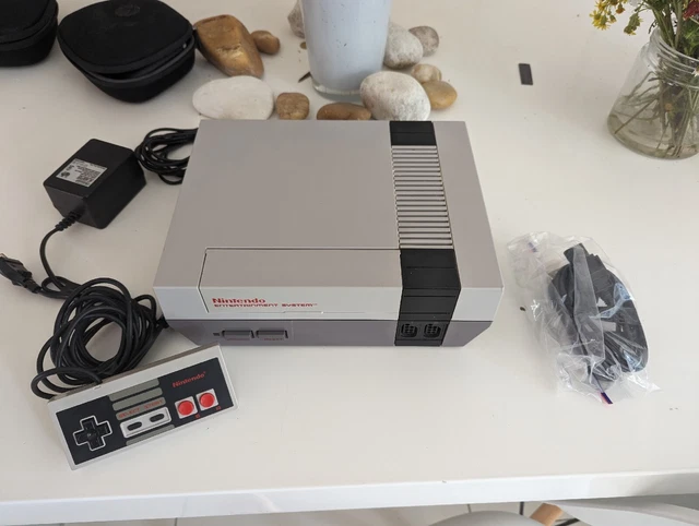 Nintendo NES,1985 Console  en très bon état !  2 pads