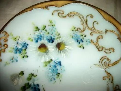 VICTORIAN HP MILK GLASS PLATE GILT FLOWERS DAISIES FORGET ME NOTS ANTIQUE 1890s