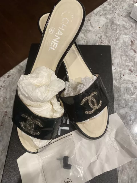 AUTH. CHANEL CC LOGO BLACK PATENT LEATHER SANDALS HEELS SLIDES