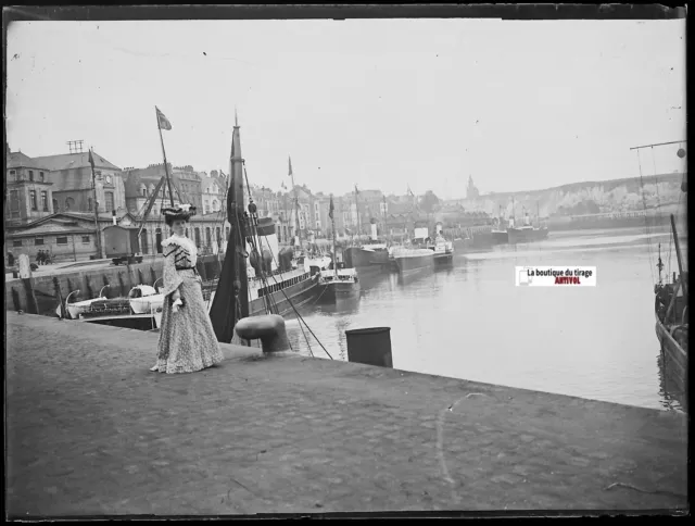 Port de Dieppe, femme en robe, Plaque verre photo négatif noir & blanc 9x12 cm