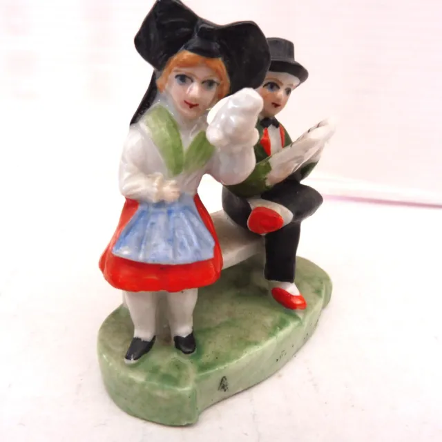 Statuette Miniature Porcelaine Couple D'alsaciens Sur Un Banc "Apres Le Mariage" 2