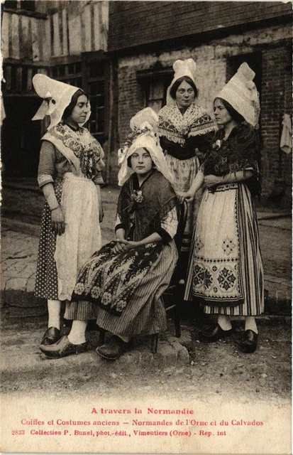 CPA AK A travers la Normandie. Coiffes et Costumes (868703)