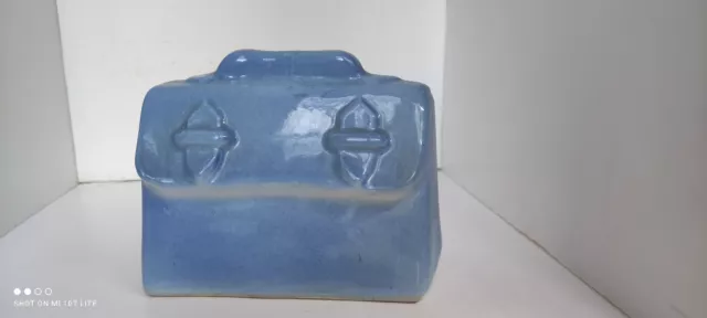Tirelire en céramique avec ouverture dessous forme cartable bleu
