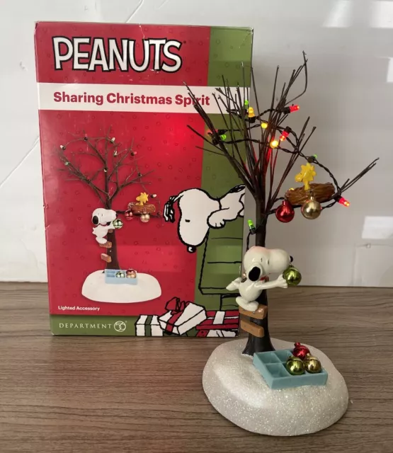 Dept 56 Peanuts Sharing Christmas Spirit Snoopy Lighted Christmas Décor Working!