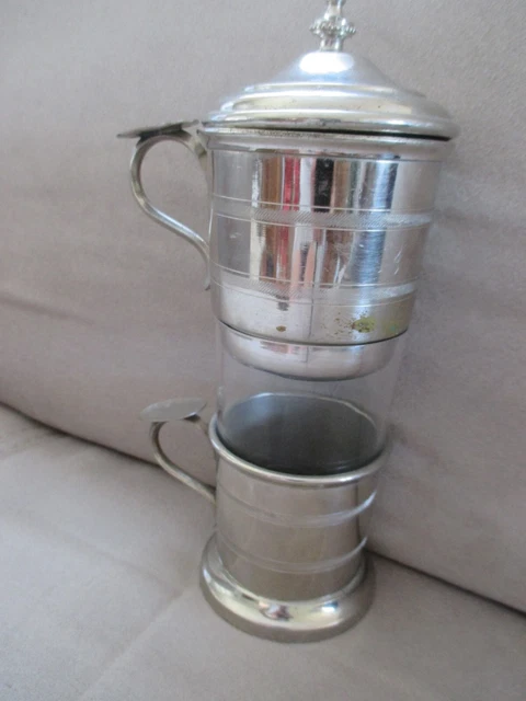 Cafetière époque restauration. Argent massif. Poinçon vieill Cafetière époque restauration. Argent massif. Poinçon vieill