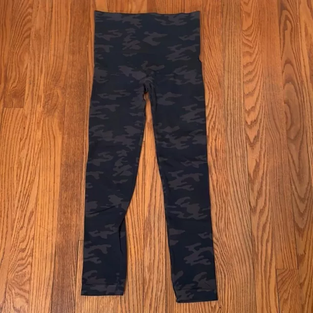 SPANX Look at Me Now Seamless Shapewear Cropped Leggings Black Camo size Medium