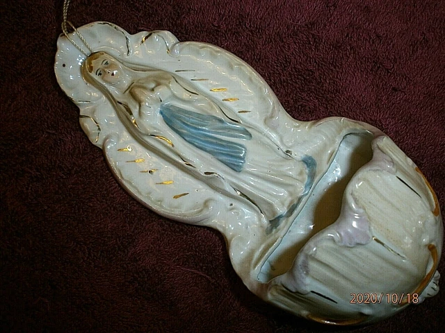 ANCIEN BÉNITIER MURALE/H.17,5cm/PORCELAINE BISCUIT/ND DE LOURDES/EGLISE/CRUCIFIX