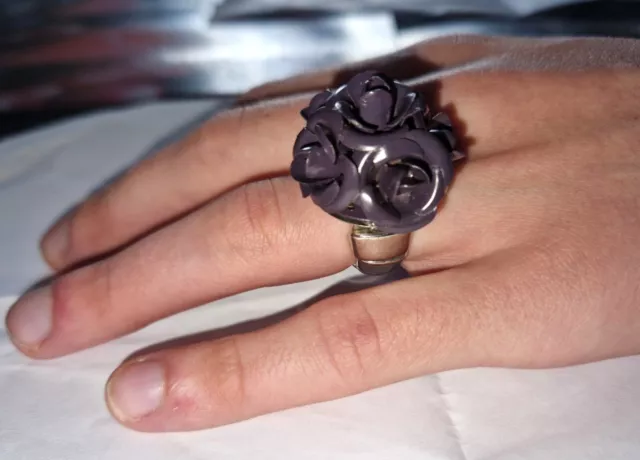 Belle et imposante bague fantaisie fleur mauve 3