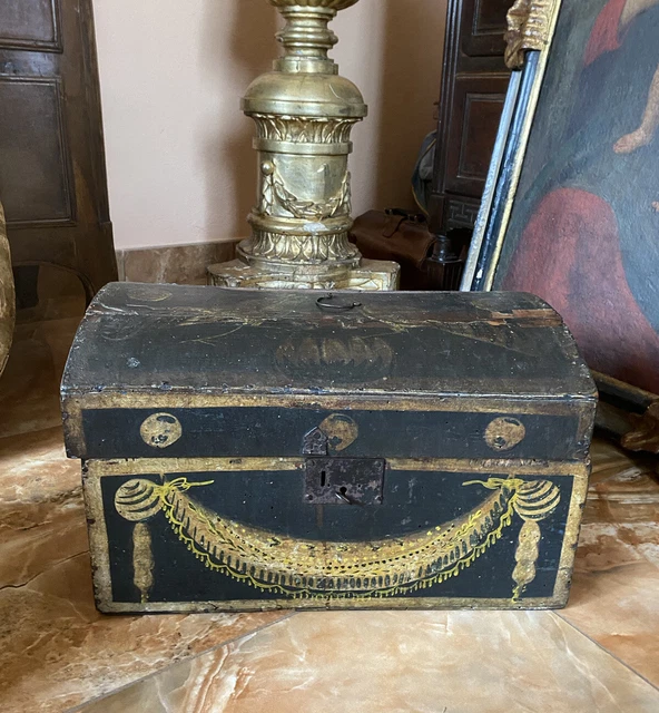 Piccolo Baule D’Epoca In Legno Interamente Dipinto A Mano