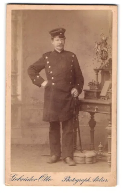 Fotografie Gebrüder Otto, Oranienburg, Portrait Soldat in Uniform mit Säbel im