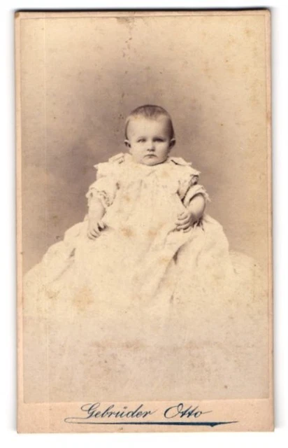 Fotografie Gebrüder Otto, Oranienburg, Berliner Str. 15, Süßes Kleinkind im Tau