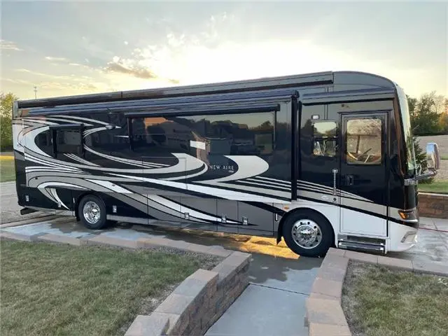 Newmar New Aire 3543 Black/White/Beige with 45,400 Miles, for sale!