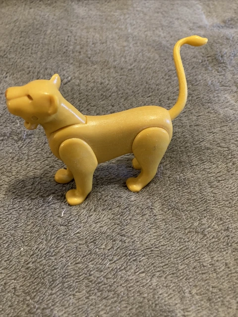 QUIRALU - cirque - LIONNE assise - Lion