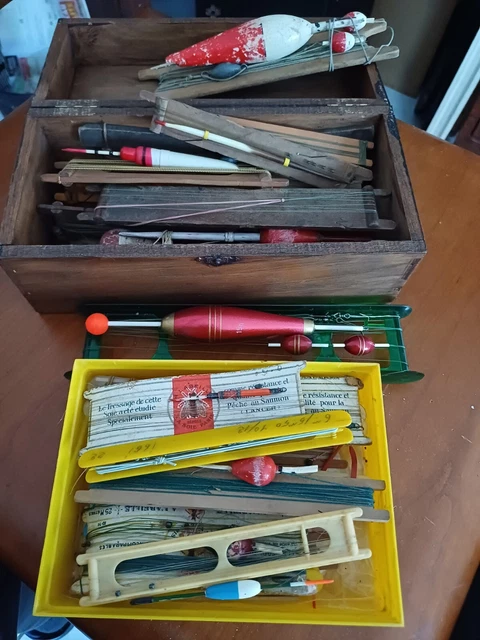 Boîte D'articles De Pêche Anciens - Bouchons, Fils, Etc - Collection Vintage