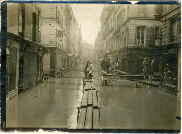 France, Inondation de Paris, La Rue du Bac, Janvier 1910  Vintage silver print.