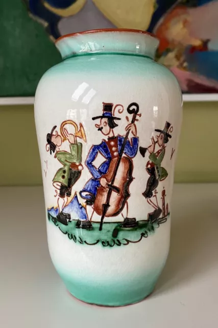 Vase 50-70 Jahre Handbemalt Drei Musikanten. Höhe: 15,5 cm. Sign.: R ?