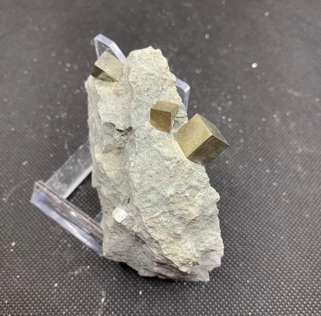 Minerali ** Pirite - Navajun, Spagna (P6) 8cm x 6cm x 3,5cm.