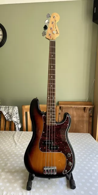 Squier Affinity Precision Bass + Gig Bag + Stand