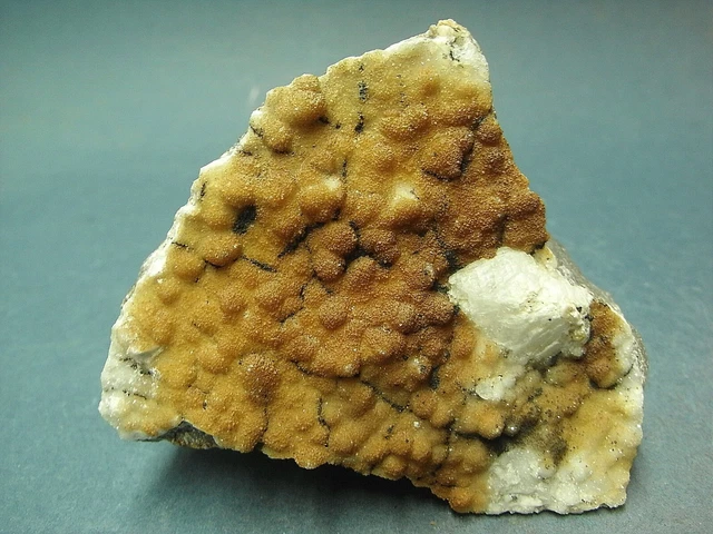 Erst Calcit xx dann Chalcedon auf Calcit xx dann Quarz auf Chalcedon 8x7x4,5 cm