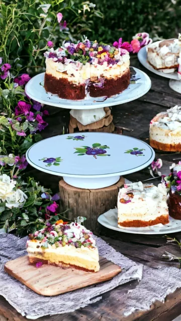 Présentoir à gâteau ancien en faïence émaillée motif prune.