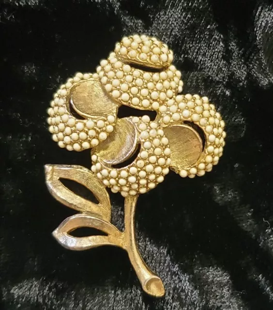 VINTAGE SIGNED "HAR" GOLD TONE FAUX SEED PEARL FLOWER BROOCH good vintage cond.