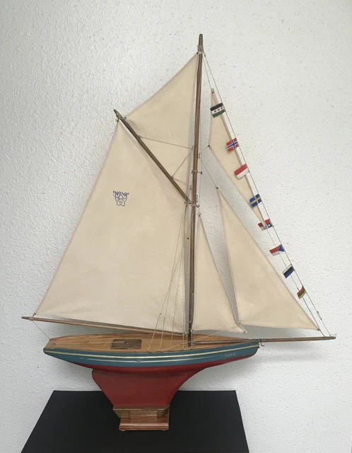 Nova, voilier de bassin n°6, vers 1955, coque bois avec... in France