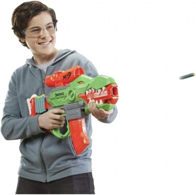 Nerf DinoSquad Stegosmash-dartblaster, magazijn voor 4 darts, trekhendel om door te laden, 5 officiële Nerf-darts, dinosaurusdesign, Stegosauruskammen