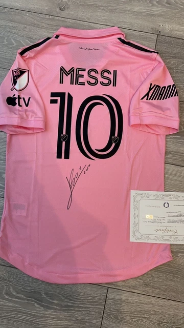 Leo Messi le firma camiseta del Inter de Miami a Maluma