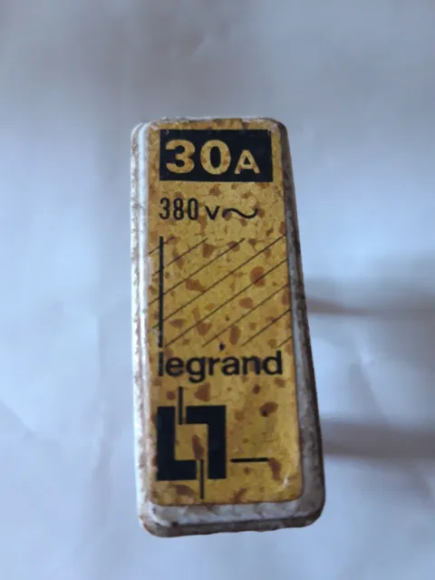 ancien fusible en  porcelaine 30 Ampères Legrand  axe des broches 3 cm testé Ok