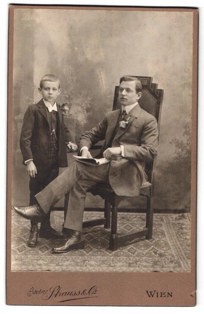 Fotografie Strauss & Co, Wien, Kohlmarkt 5, Portrait Vater im Anzug mit seinem