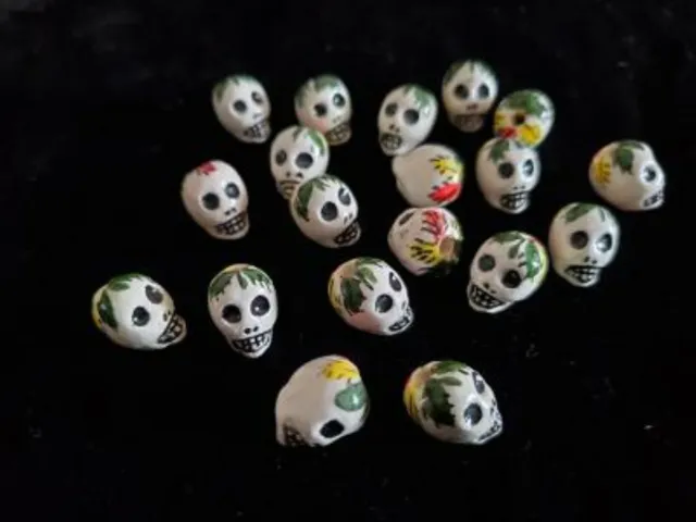 10 Stk. Totenkopf  Perlen aus Keramik Skull Schädel,15 mm, aus Peru