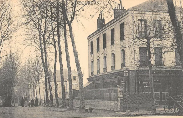 Cpa 91 Dourdan Place De La Gare Cafe De Paris
