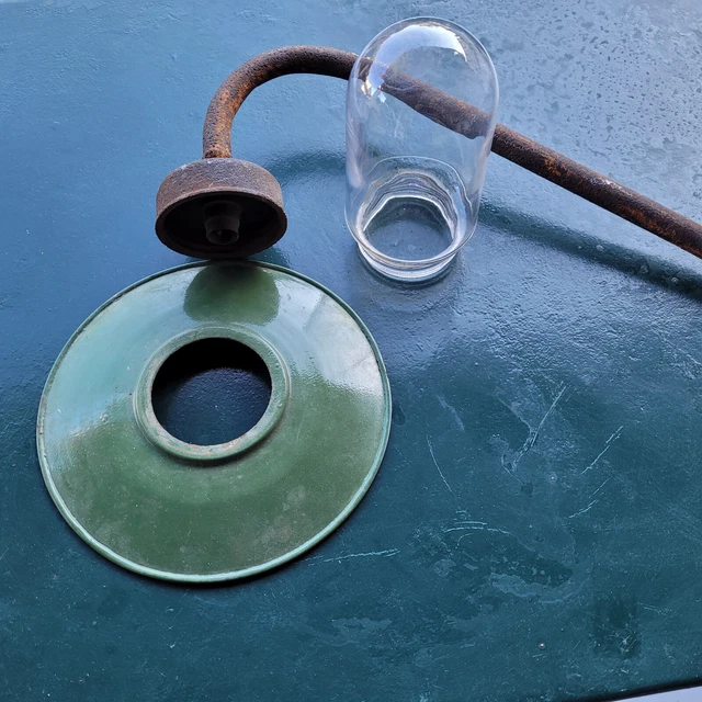 Ancienne Lampe d'atelier de ferme Col de cygne Coupelle tôle émaillée Globe obus